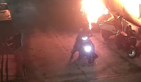 இரவு நேரத்தில் வாகனங்களுக்கு தீ வைத்த மர்ம கும்பல் - வீடியோ