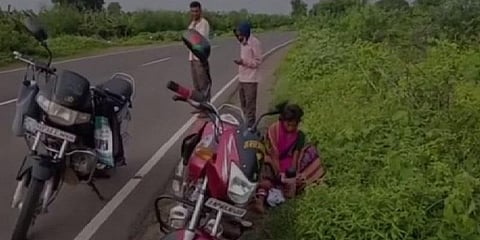 ஆம்புலன்ஸ் வர தாமதம்: நெடுஞ்சாலையில் குழந்தை பெற்ற பெண்!