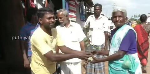 மரக்கன்றுகளை இலவசமாக வழங்கும் தேநீர்க்கடைக்காரர்