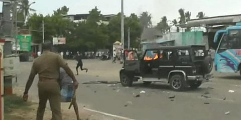 வேதாரண்யத்தில் இருதரப்பினரிடையே மோதல் - வாகனங்களுக்கு தீ வைப்பு