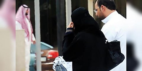 ’மூச்சுத் திணறத் திணற அன்பு’: காதல் கணவரிடம் இருந்து விவாகரத்துக் கோரிய பெண்!