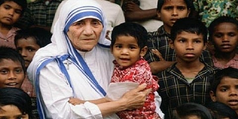 அன்னை தெராசாவின் 109வது பிறந்தநாள் விழாவை கொண்டாடிய கல்லூரி மாணவிகள்