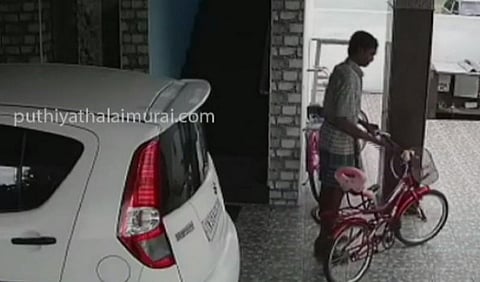 வீட்டிற்குள் நுழைந்து நாசூக்காக சைக்கிள் திருடிய நபர் - சிசிடிவி அம்பலம்