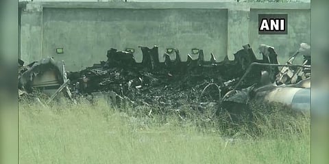 பயிற்சி விமானம் விழுந்து தீப்பிடித்தது: 6 பேர் உயிர்தப்பினர்!