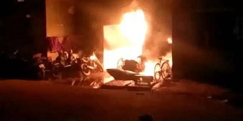 துப்புரவு பணியாளர்கள் குடியிருப்பில் தீ விபத்து - பைக்குகள், மின்மீட்டர்கள் சேதம்