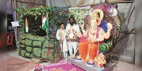 ராணுவ வீரர்களுக்காக பிரம்மாண்ட விநாயகர் சிலை வாங்கிய பெண்