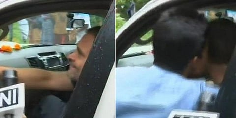 முத்தமிட்ட தொண்டர் - இயல்பாக அன்புடன் சிரித்த ராகுல்..!