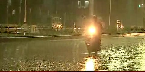 மிரட்டும் மேகங்கள்: சென்னையில் பல்வேறு இடங்களில் மழை