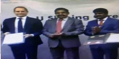 எடப்பாடி டு லண்டன் - கோட், சூட் உடையில் முதல்வர் பழனிசாமி