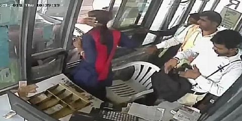 கன்னத்தில் அறைந்த பயணியை திருப்பி அடித்த சுங்கச்சாவடி பெண் ஊழியர் - வீடியோ