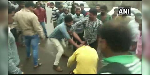 காரை சேதப்படுத்தியதாக கன்னட நடிகர் மீது சரமாரி தாக்குதல்!