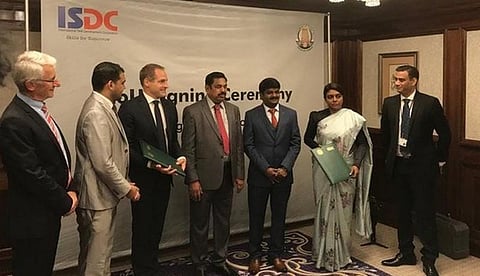 வெளிநாட்டு பயணத்தில் தமிழக அமைச்சர்கள் - யார் யார் எங்கே ?