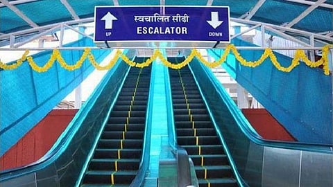 எஸ்கலேடரிலிருந்து விழுந்து உயிரிழந்த 74 வயது முதியவர்