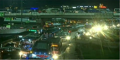 3 நாட்கள் தொடர் விடுமுறை - போக்குவரத்து நெரிசலால் முடங்கிய கோயம்பேடு