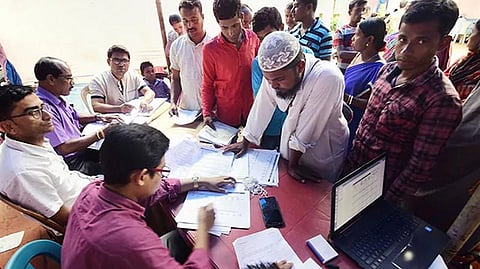 தேசிய குடிமக்கள் பதிவேடு வெளியீடு: 19 லட்சம் பேரின் பெயர்கள் இல்லை..!