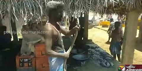 போதையில் பாம்பை பிடித்துக்கொண்டு சந்தைக்கு வந்த ஆசாமி