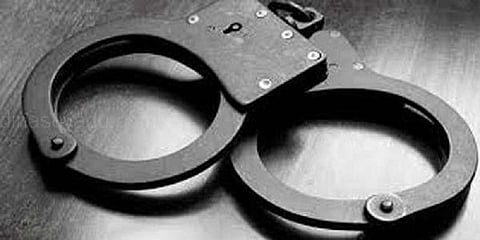 விவிஐபி சலுகையில் ரயில் பயணம் - முன்னாள் அமைச்சர் மகன் கைது