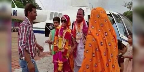 ’ஹெலிகாப்டர்ல போக எவ்வளவு கேட்பாங்க?’: மனைவியின் ஆசையை நிறைவேற்றிய ஆசிரியர்!