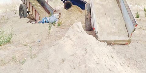 வறுமையால் மணல் அள்ளச்சென்றவர் மாட்டுவண்டியில் சிக்கி உயிரிழப்பு