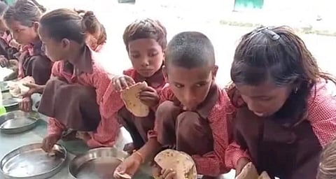 பள்ளியில் சப்பாத்திக்கு தொட்டுக்கொள்ள உப்பு.. செய்தியை வெளிக்கொண்டுவந்தவர் மீது வழக்கு..!