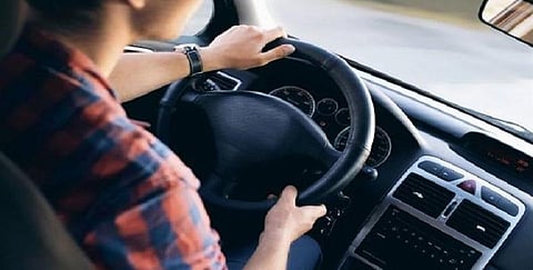 காரில் சென்றவர் ஹெல்மெட் போடவில்லை - அபராதம் விதித்த காவல்துறை