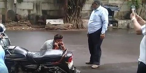 சாலையில் எச்சில் துப்பியவருக்கு நூதன தண்டனை - வீடியோ