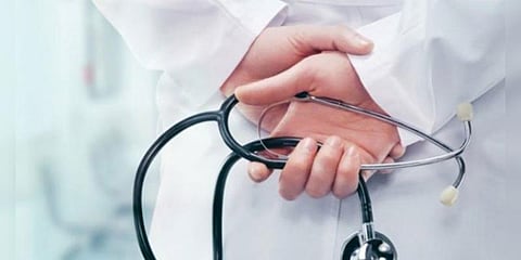 வயிற்று வலிக்கு ஆணுறையை பரிந்துரை செய்த மருத்துவர் நீக்கம்!