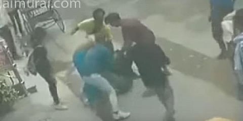 செயின் பறிப்பு கொள்ளையர்களை தூக்கிப் போட்டு மிதித்த பொதுமக்கள்