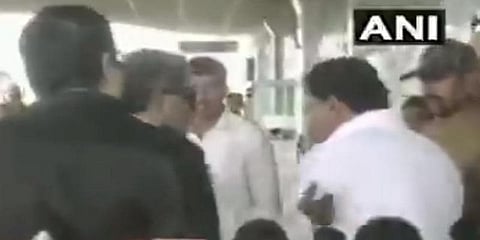 உதவியாளர் கன்னத்தில் ‘அறை’ - சர்ச்சையில் சிக்கிய சித்தராமையா வீடியோ