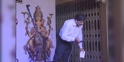 பாடிக்கொண்டிருந்தபோது மேடையில் சரிந்து விழுந்து உயிரிழந்த பாடகர்!