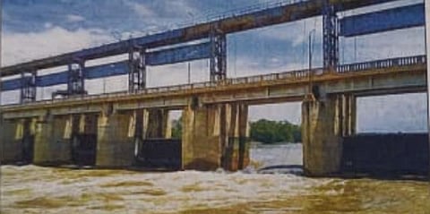 திடீரென உடைந்த ஊராட்சிகோட்டை மின் கதவணையின் ஷட்டர் - மின்சார உற்பத்தி நிறுத்தம்