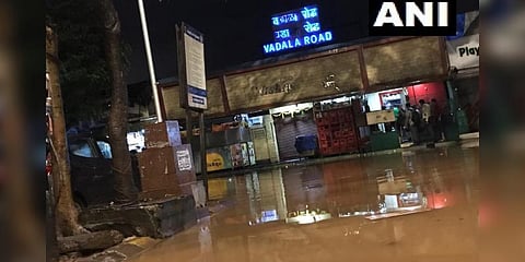 மிதக்கிறது மும்பை: பள்ளிகளுக்கு விடுமுறை, ரயில், விமான சேவை பாதிப்பு