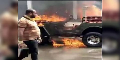 ’பலமுறை முயன்றும் ஸ்டார்ட் ஆகல’: வெறுப்பில் ஜீப்புக்கு தீ வைத்தவர் கைது!