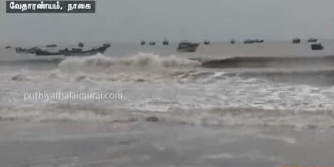 சூறைக்காற்றால் இன்னல்கள் - தத்தளிக்கும் வேதாரண்ய மீனவர்கள்