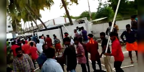 நன்கொடை மறுப்பு ? : பனியன் கம்பெனி மீது இந்து முன்னணியினர் தாக்குதல்