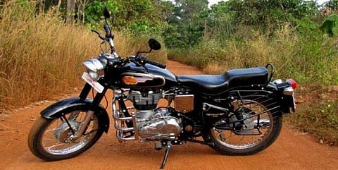 ராயல் என்ஃபீல்டு ஓட்டியதற்காக சிறுமி மற்றும் குடும்பத்தினருக்கு கொலை மிரட்டல்