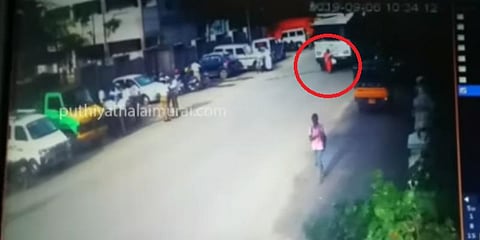 போலீஸ் வாகனம் மோதி பெண் பரிதாப பலி : சிசிடிவி வீடியோ