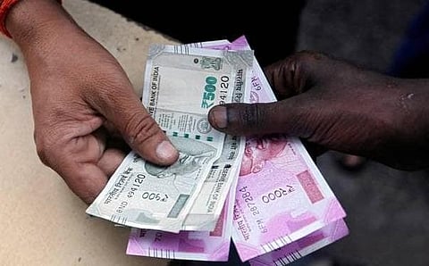 நிரந்தர மற்றும் ஒப்பந்த தொழிலாளர்களுக்கும் ஒரே ஊதியம்- மத்திய அரசு சுற்றறிக்கை