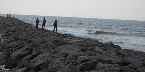 ராட்சத அலையில் சிக்கிய மாணவர்கள் : 3 பேர் மாயம், ஒருவர் பலி