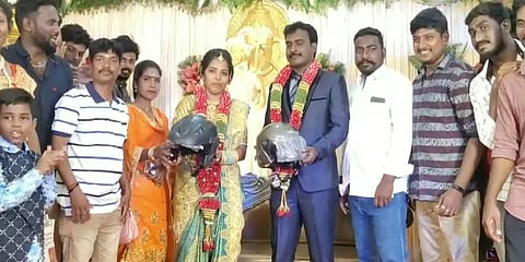 மணமக்களுக்கு தலைக்கவசங்களை பரிசளித்த நண்பர்கள்