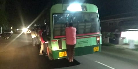 பேருந்து ஏணியில் அபாயப் பயணம் - திருச்செங்கோட்டில் அவலம்