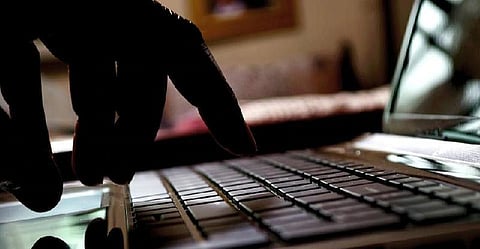 மனைவி புகைப்படத்தை அனுமதியின்றி பதிவேற்றியவர் மீது வழக்கு