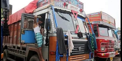 லுங்கி கட்டிக்கொண்டு லாரியை ஓட்டிய டிரைவர் : ரூ.2 ஆயிரம் அபராதம்