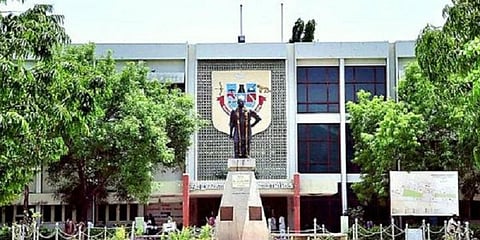 பாலியல் புகாரில் பேராசிரியரின் கட்டாய ஓய்வுக்கு இடைக்காலத்தடை - உயர்நீதிமன்ற மதுரை கிளை