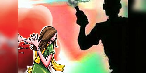 பல்கலைக்கழக மாணவி மீது மாணவர் ஆசிட் வீச்சு - போலீஸ் தீவிர விசாரணை