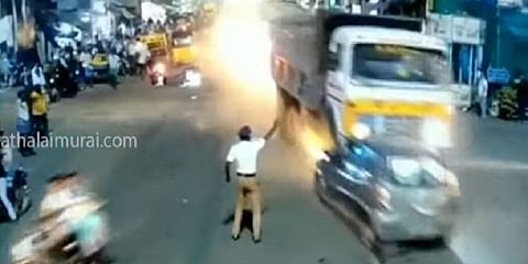 கண்மூடித்தனமாக சீறி சென்ற லாரி; பாய்ந்து தப்பிய போலீஸ்காரர் - சிசிடிவி காட்சி