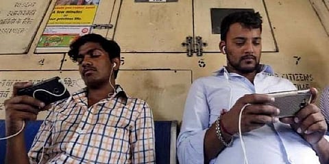 அமெரிக்கர்கள் Vs இந்தியர்கள் - இணையதளத்தில் யாருக்கு முதலிடம்?