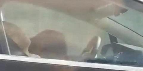 60 கிமீ வேகத்தில் பாய்ந்த கார்.. கண்களை மூடி தூங்கிய ஓட்டுநர்.. - வீடியோ