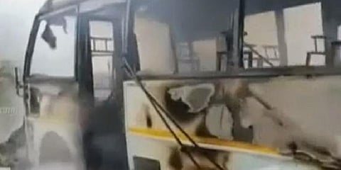 வேன் மீது பைக் மோதி விபத்து : அண்ணன் - தம்பி உயிரிழப்பு