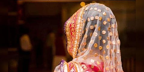 காதலுக்கு எதிர்ப்பு: குடும்பத்தினருக்கு விஷம் வைத்துவிட்டு ஓடிய பெண்!